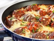 Рецепта Пържени кюфтета на тиган с доматен сос, поръсени и запечени с кашкавал или сирене моцарела на фурна